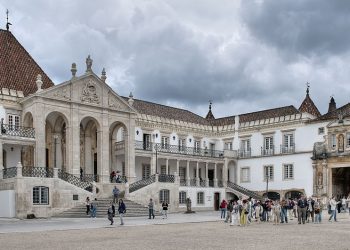 جامعة كويمبرا البرتغالية تقدم منحة لطلاب البكالوريوس
