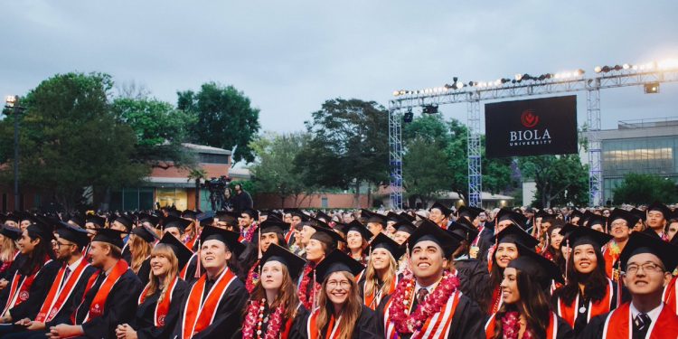 جامعة بيولا الأمريكية تقدم منحة لطلاب البكالوريوس