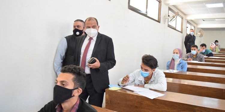  رئيس جامعة بني سويف: عينات عشوائية لقياس درجات الحرارة للطلاب داخل اللجان
