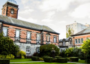 جامعة دندي تقدم منحة لطلاب البكالوريوس في إسكتلندا