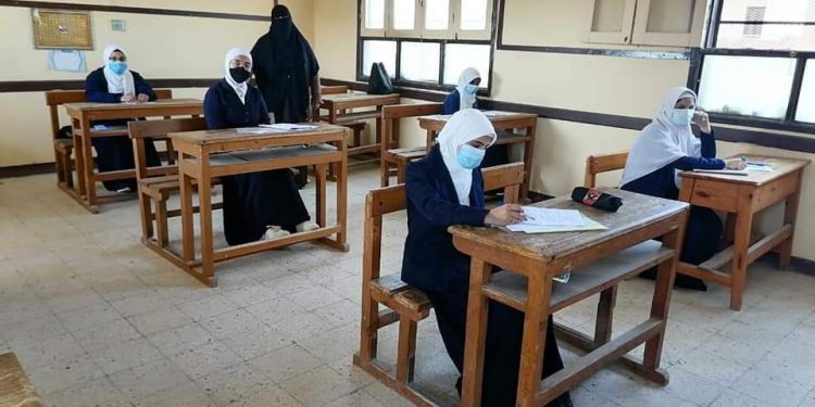 قطاع المعاهد الأزهرية يشيد بالتزام العاملين والطلاب بالإجراءات الاحترازية في رابع أيام الامتحانات