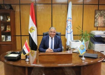 نائب رئيس جامعة الأزهر للوجه القبلي يهنئ الدكتور محمد فكري