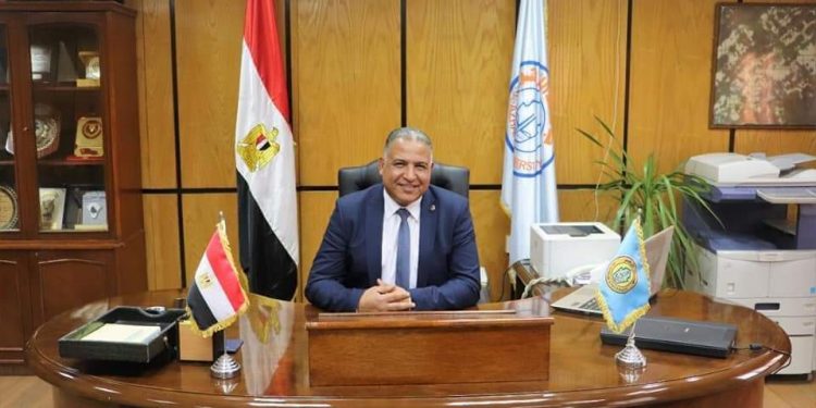 نائب رئيس جامعة الأزهر للوجه القبلي يهنئ الدكتور محمد فكري