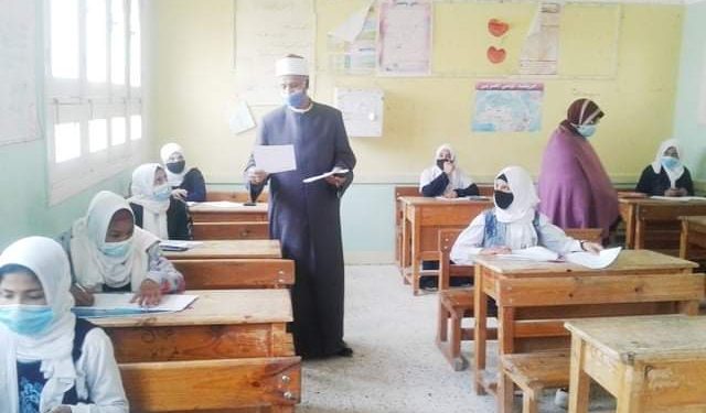 رئيس منطقة الإسكندرية الأزهرية يتفقد امتحانات الشهادة الإعدادية