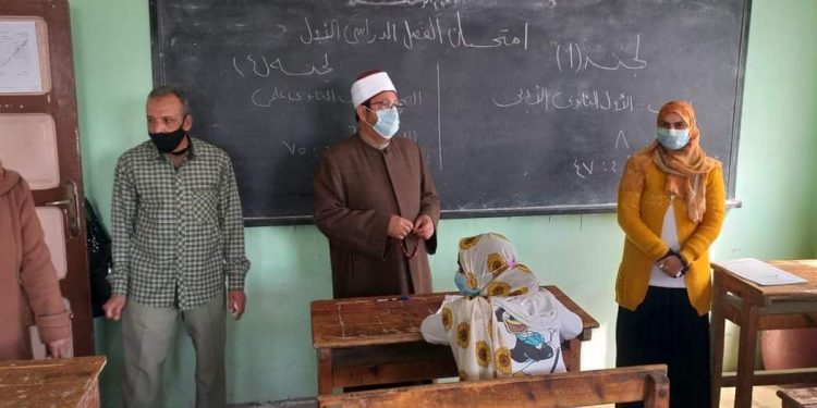 رئيس منطقة المنوفية الأزهرية يتفقد امتحانات النقل بالمنطقة