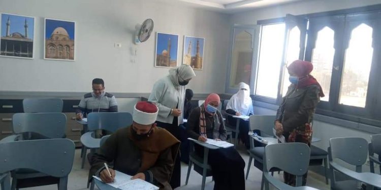 رئيس مركز تطوير الوافدين تتابع امتحانات الناطقين بغير اللغة العربية