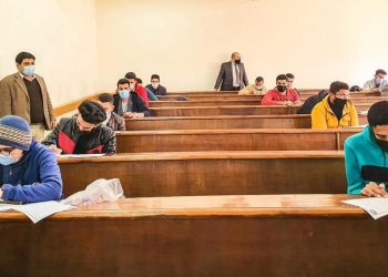 «السعيد» يطمئن على سير امتحانات طلاب كلية الإعلام