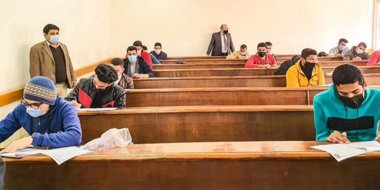 «السعيد» يطمئن على سير امتحانات طلاب كلية الإعلام