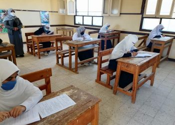  طلاب الصف الأول الثانوي يؤدون الامتحانات وسط متابعة من مستشاري قطاع المعاهد الأزهرية
