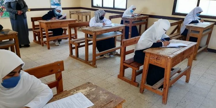 طلاب الصف الأول الثانوي يؤدون الامتحانات وسط متابعة من مستشاري قطاع المعاهد الأزهرية