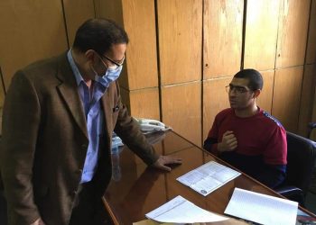 وكيل كلية الإعلام ونائب رئيس جامعة الأزهر يطمئنان على طالب تعرض لحادث تصادم