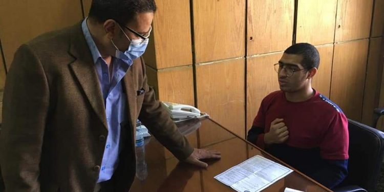 وكيل كلية الإعلام ونائب رئيس جامعة الأزهر يطمئنان على طالب تعرض لحادث تصادم