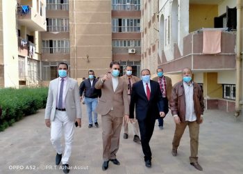 نائب رئيس جامعة الأزهر يتفقد المدن الجامعية لمتابعة أعمال التطهير والتعقيم و الاطمئنان على حالة الطلاب