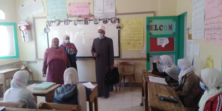 رئيس جنوب سيناء الأزهرية يتفقد معاهد المنطقة