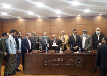 قسم الصحافة والنشر بالأزهر يكرّم الدكتور عبد العظيم خضر