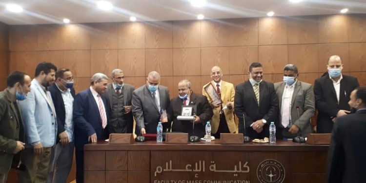 قسم الصحافة والنشر بالأزهر يكرّم الدكتور عبد العظيم خضر