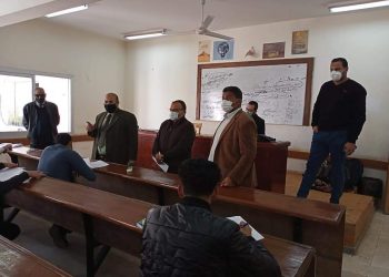 عميد كلية الإعلام يتفقد سير الامتحانات ويؤكد: استئناف الدراسة الأسبوع المقبل