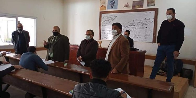 عميد كلية الإعلام يتفقد سير الامتحانات ويؤكد: استئناف الدراسة الأسبوع المقبل