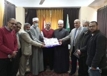 رئيس منطقة الجيزة الأزهرية يتسلم نتيجة الشهادتين الابتدائية والإعدادية