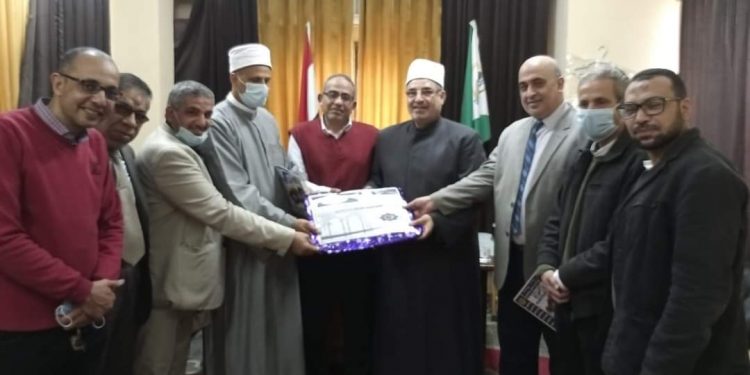 رئيس منطقة الجيزة الأزهرية يتسلم نتيجة الشهادتين الابتدائية والإعدادية