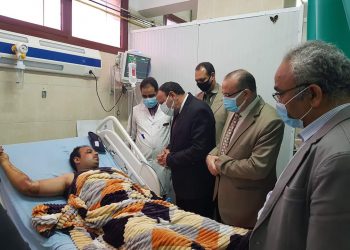 وفد من جامعة الأزهر يزور مصابي حادث قطاري سوهاج بمستشفى الإيمان بأسيوط