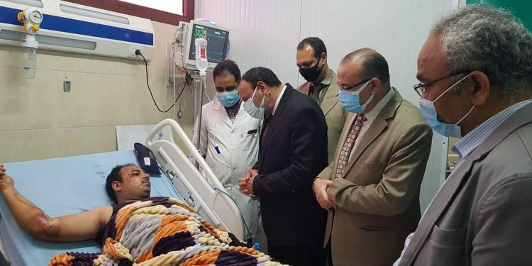 وفد من جامعة الأزهر يزور مصابي حادث قطاري سوهاج بمستشفى الإيمان بأسيوط