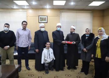 رئيس قطاع المعاهد الأزهرية يستقبل نموذج مشرف من طلاب الأزهر