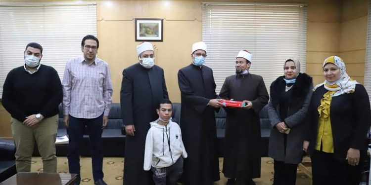 رئيس قطاع المعاهد الأزهرية يستقبل نموذج مشرف من طلاب الأزهر