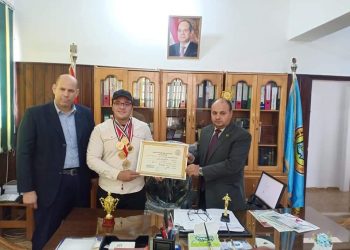 دراسات الأزهر بالديدامون تكرم طالبًا لفوزه بالبطولة العربية للقوة