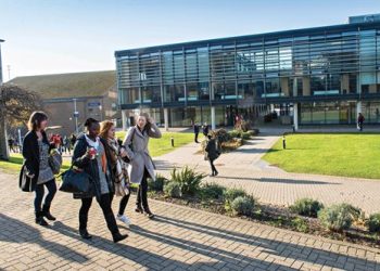 جامعة برايتون البريطانية تقدم منح لطلاب البكالوريوس والدراسات العليا