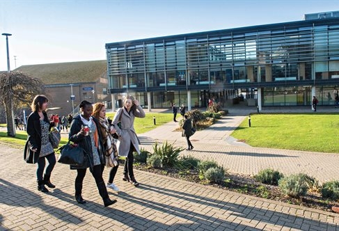 جامعة برايتون البريطانية تقدم منح لطلاب البكالوريوس والدراسات العليا