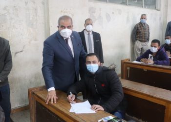 رئيس جامعة الأزهر يشيد بانضباط سير العمل بلجان كلية التربية ويحذر الطلاب من الانسياق وراء الشائعات