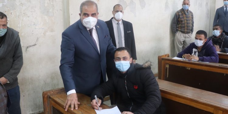 رئيس جامعة الأزهر يشيد بانضباط سير العمل بلجان كلية التربية ويحذر الطلاب من الانسياق وراء الشائعات