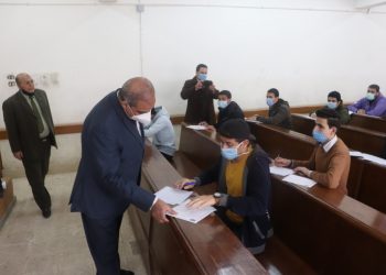 رئيس جامعة الأزهر يتفقد لجان امتحانات كلية الإعلام مشيدًا بالالتزام بالإجراءات الاحترازية