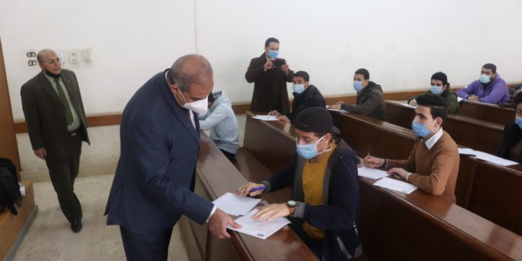رئيس جامعة الأزهر يتفقد لجان امتحانات كلية الإعلام مشيدًا بالالتزام بالإجراءات الاحترازية