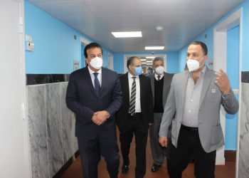 وزير التعليم العالي يتفقد معمل حيوانات التجارب بمعهد بحوث العيون