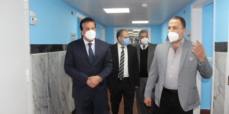 وزير التعليم العالي يتفقد معمل حيوانات التجارب بمعهد بحوث العيون