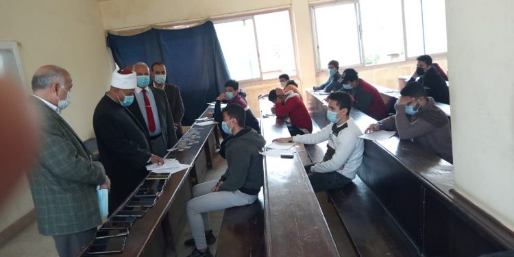 نائب رئيس جامعة الأزهر يتفقد لجان امتحانات كلية الهندسة الزراعية