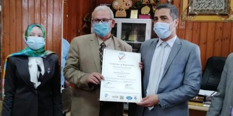 مستشفى جامعة الأزهر بأسيوط تحصل على شهادة اعتماد المعايير الدولية في مجال النظم الإدارية