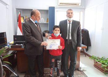 لأمانته.. تكريم طالب بالثالث الإبتدائي فى الجيزة