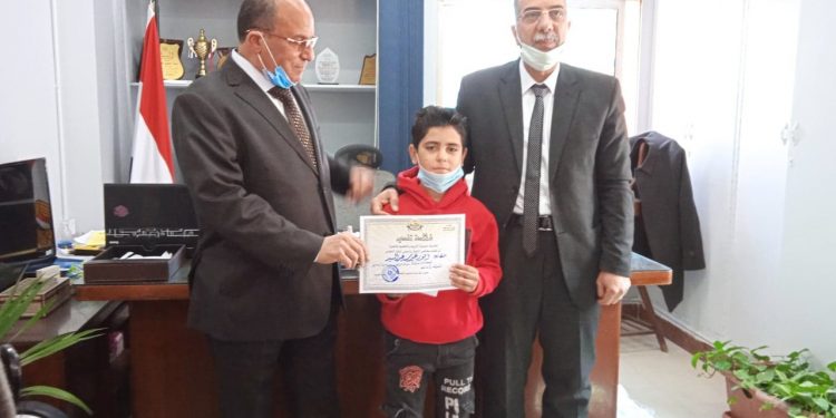 لأمانته.. تكريم طالب بالثالث الإبتدائي فى الجيزة