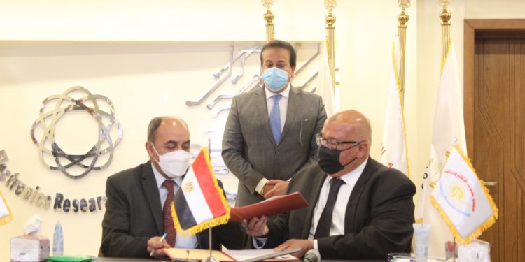 بروتوكول تعاون بين معهد بحوث الإلكترونيات، ومعهد شنغهاي الصيني لنقل التكنولوجيا بين الطرفين