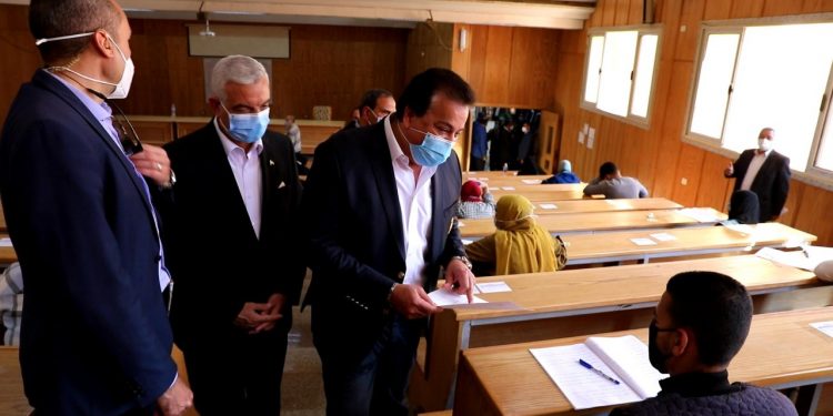 وزير التعليم العالي: اعداد الطلاب المعتذرين علي مستوي الجامعات لم تتجاوز المعدلات الطبيعية