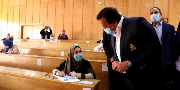 وزير التعليم العالي يواصل جولاته التفقدية ويؤكد على دعم القيادة لتطوير الجامعات الحكومية