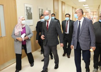 نائب رئيس جامعة عين شمس يجرى جولة تفقدية لامتحانات ألسن