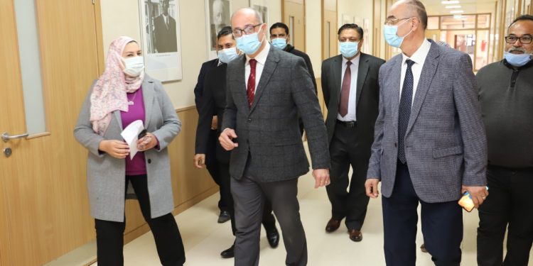 نائب رئيس جامعة عين شمس يجرى جولة تفقدية لامتحانات ألسن