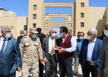 وزير التعليم العالي يتفقد جامعة الملك سلمان الدولية بالطور