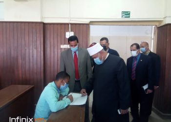 نائب رئيس جامعة الأزهر يشيد بجهود إدارة كلية أصول الدين خلال زيارة مفاجئة