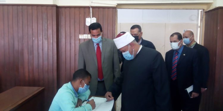 نائب رئيس جامعة الأزهر يشيد بجهود إدارة كلية أصول الدين خلال زيارة مفاجئة