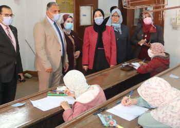 نائب رئيس جامعة الأزهر يتفقد امتحانات الطالبات ويشدد على الالتزام بالإجراءات الاحترازية